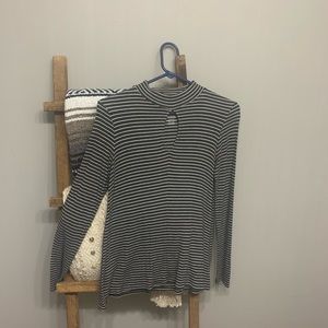Soft & sexy American eagle long sleeve T! Color: Grey and white stripes! Size S!
